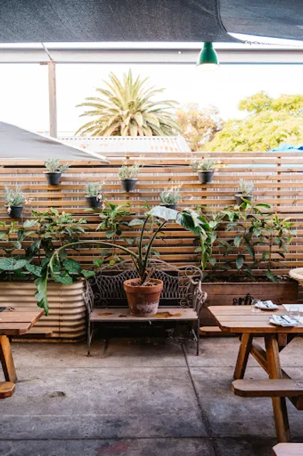 Zsa’s Bar & Bistroteca
