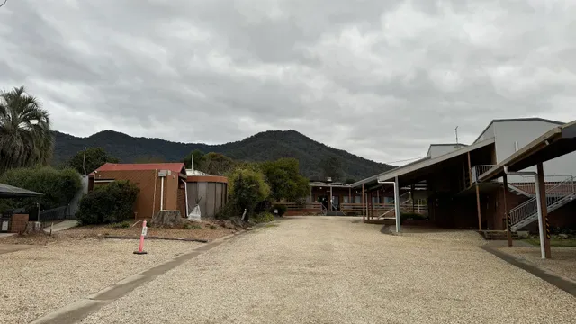 Mountain Creek Motel Bar And Restaurant