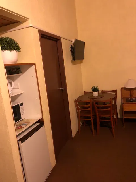 Mountain Creek Motel Bar And Restaurant