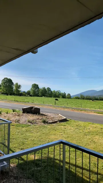 Mountain Creek Motel Bar And Restaurant