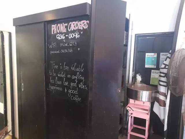 Kinky Lizard Cafe on Mews
