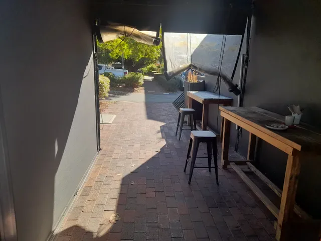 Kinky Lizard Cafe on Mews
