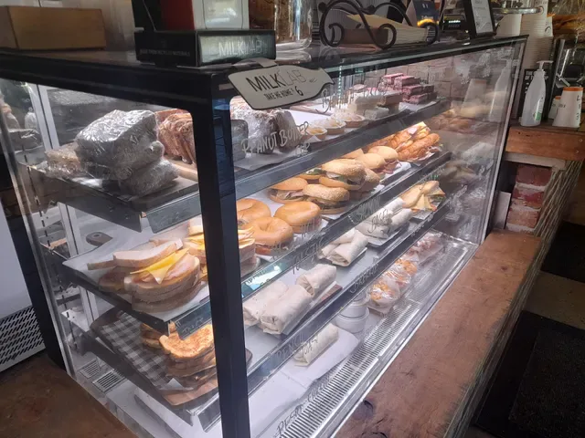 Kinky Lizard Cafe on Mews