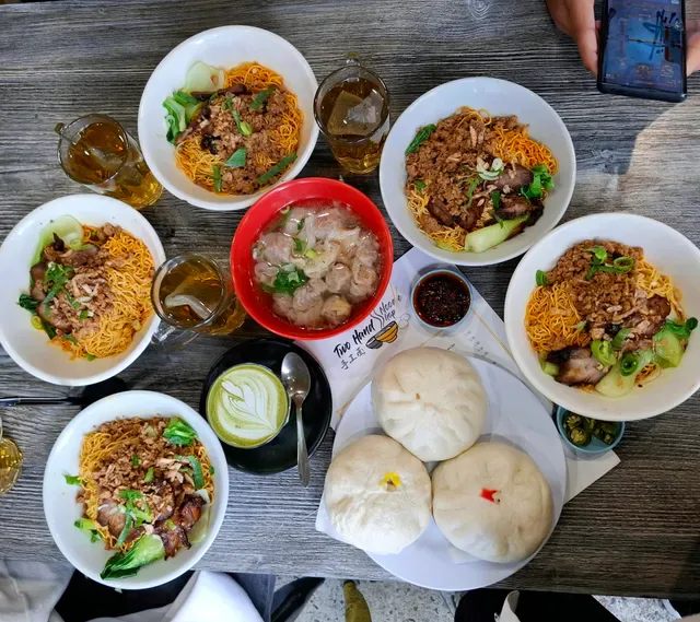 Two Hands Noodle Shop Como