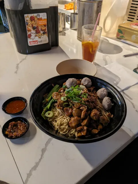 Two Hands Noodle Shop Como