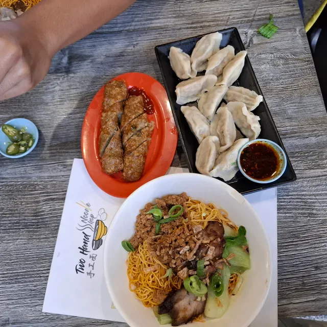 Two Hands Noodle Shop Como