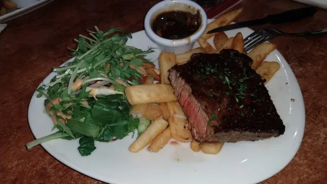 Hank’s Bar and Bistro