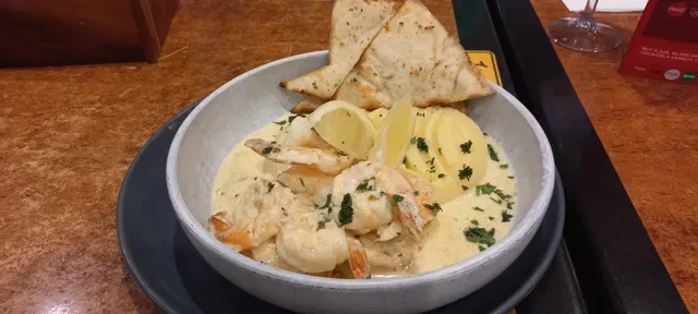 Hank’s Bar and Bistro