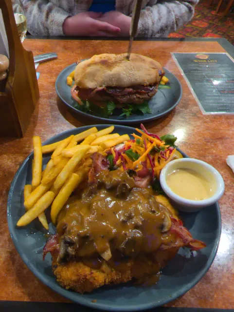 Hank’s Bar and Bistro
