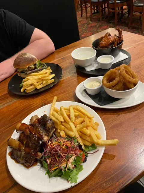 Hank’s Bar and Bistro