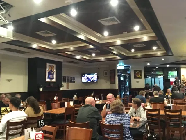 Hank’s Bar and Bistro