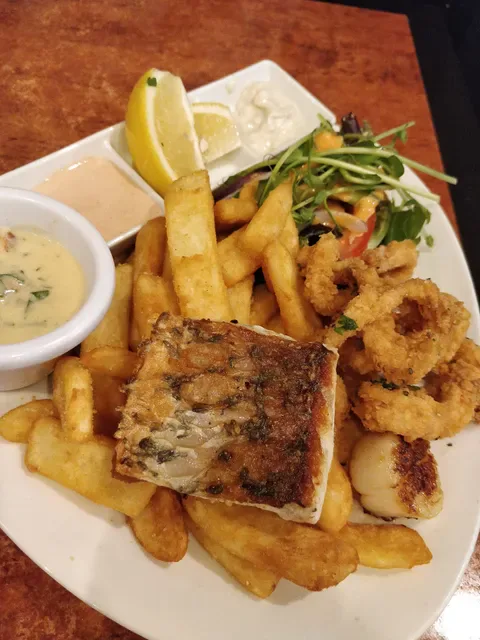 Hank’s Bar and Bistro