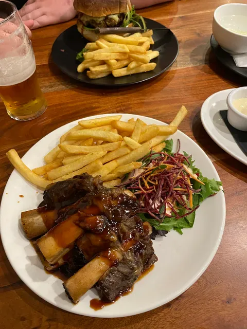 Hank’s Bar and Bistro