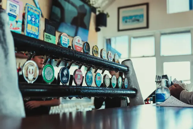 8 Knots Tavern