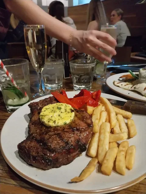 Benny's Bar & Cafe