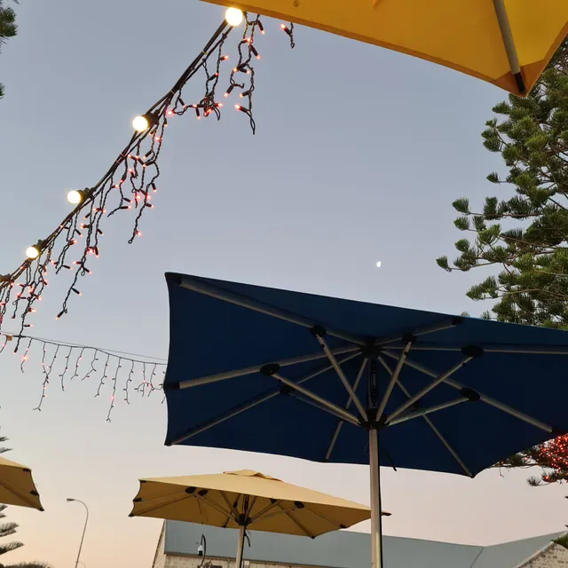 Twin Fin Restaurant & Bar