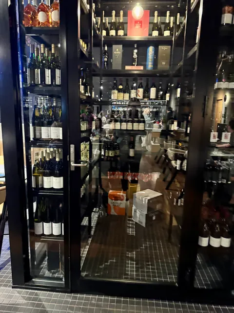 HQ Bar + Kitchen