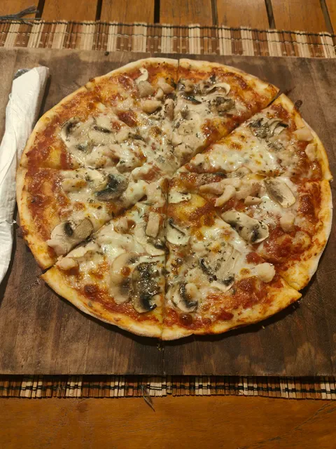 Orlando's Mama Pizza Garden