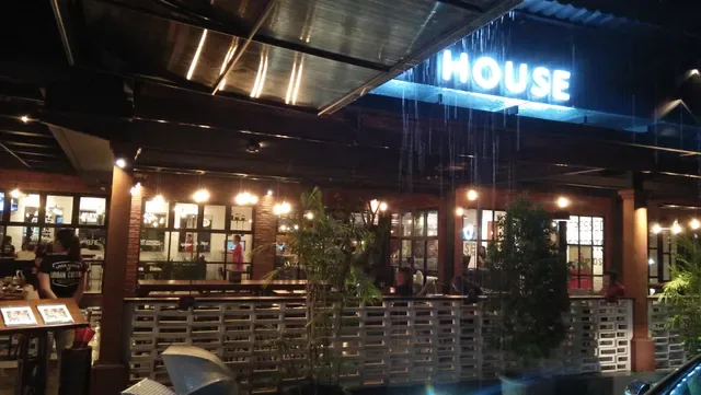 Logo House Fashion & Cafe Bali