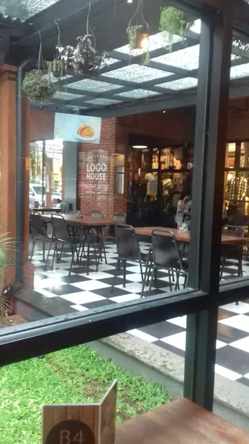 Logo House Fashion & Cafe Bali