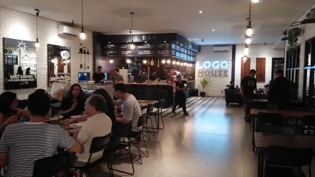 Logo House Fashion & Cafe Bali