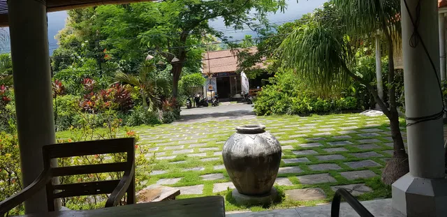 Selini Cafe & Bakery