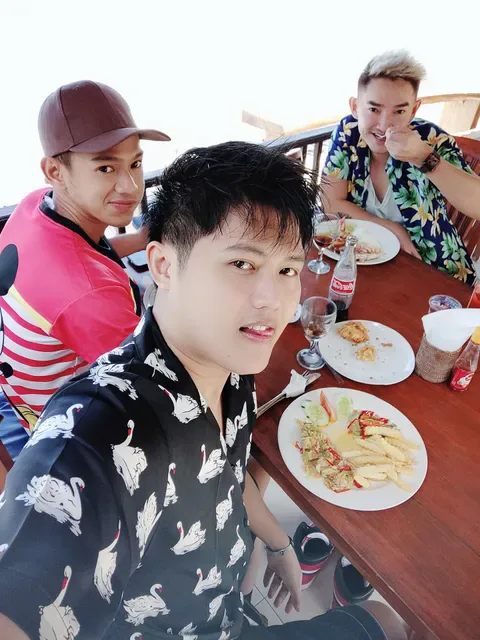 Divers Cafe & Restaurant
