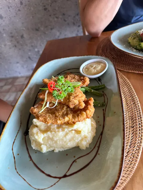 Gusto Resto & Cafe