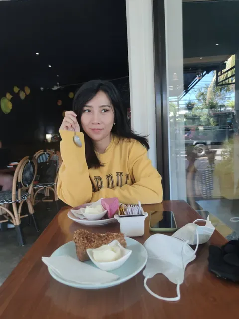 Loaf Candidasa Cafe