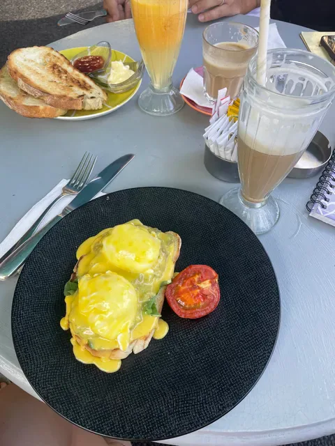 Loaf Candidasa Cafe