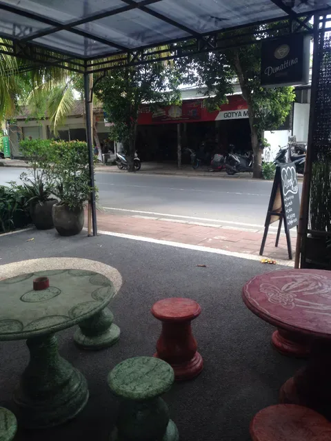 Loaf Candidasa Cafe