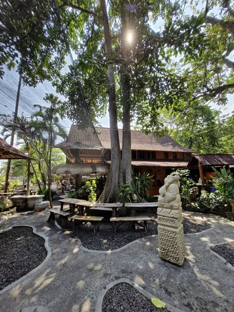 Topi Inn