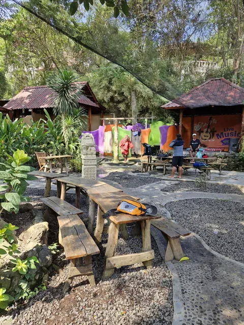 Topi Inn