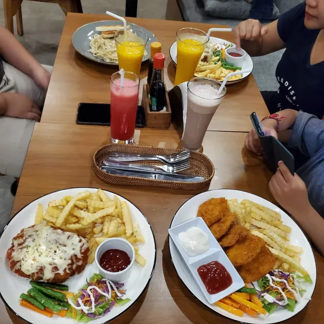 Nana's Pool & Bar Sidemen