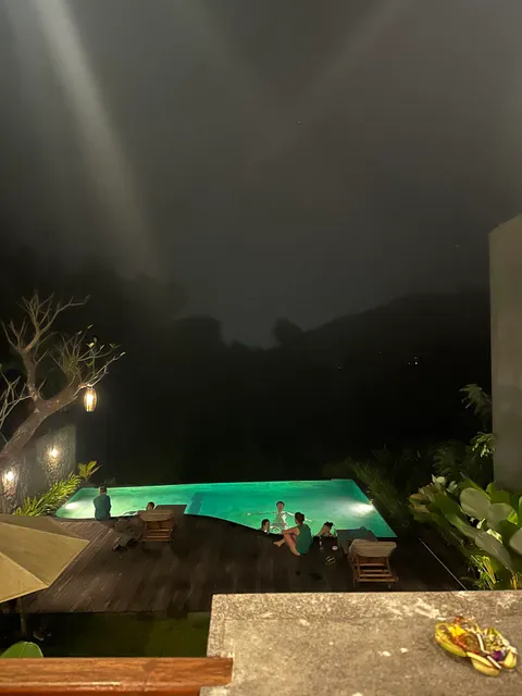 Nana's Pool & Bar Sidemen