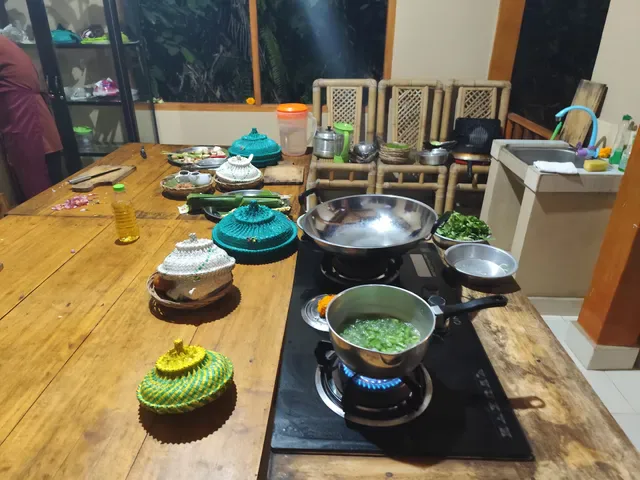 Wayaan Tebola cooking class and eatery