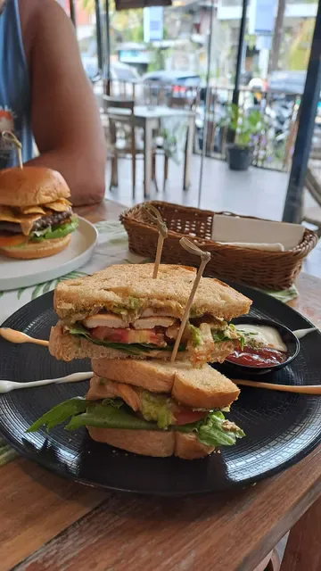 He'enalu Cafe And Resto