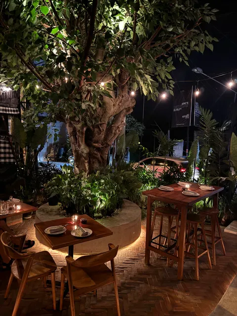 MASONRY. Restaurant Uluwatu