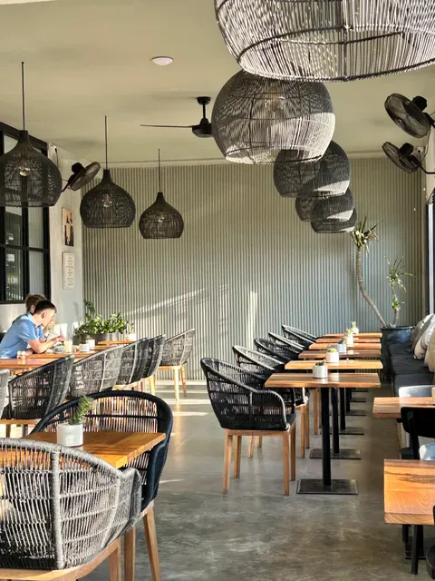 NOURISH CAFE WHOLEFOODS PIZZERIA & BAKERY - UNGASAN