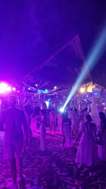 Sundays Beach Club