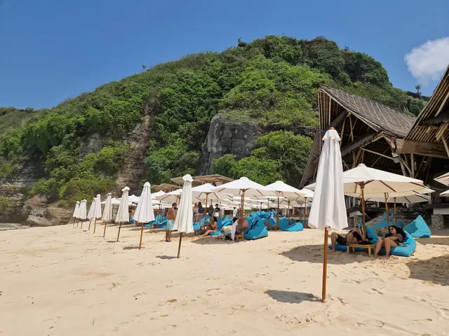 Sundays Beach Club
