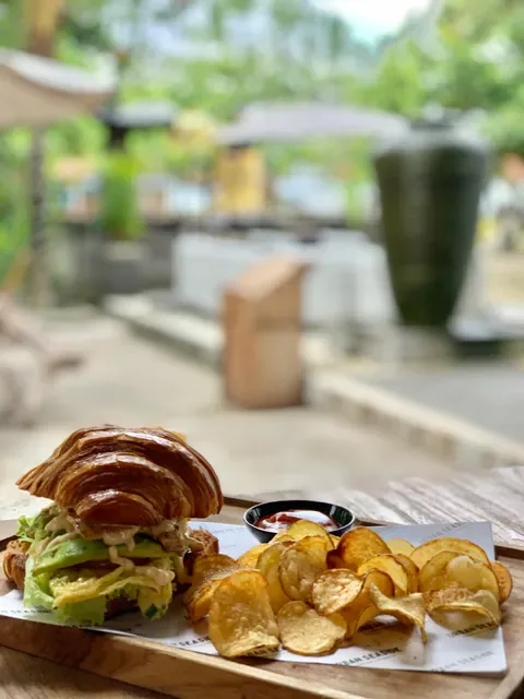 Urban Seaside restaurant & bar