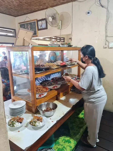 Warung Babi Guling Sari Dewi Bp. Dobil