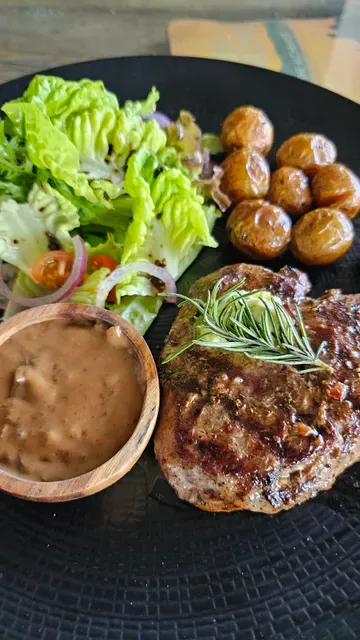 Litut Bar & Restaurant