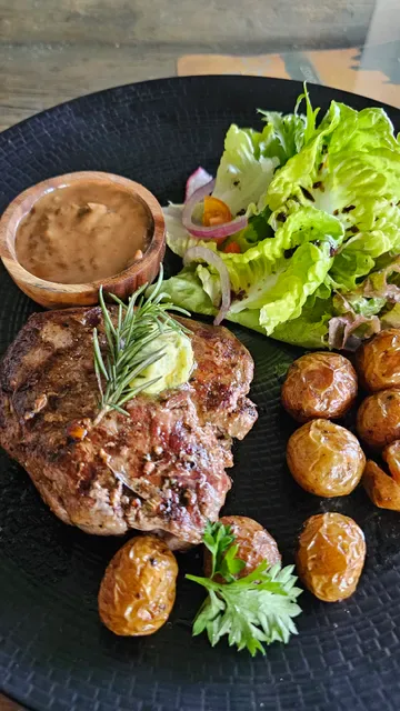 Litut Bar & Restaurant