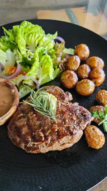 Litut Bar & Restaurant