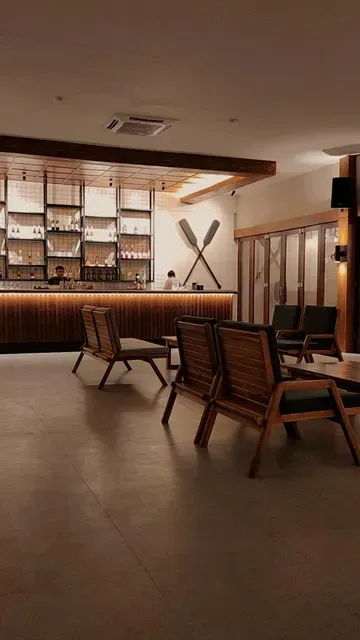 PADDLE Cafe & Bar