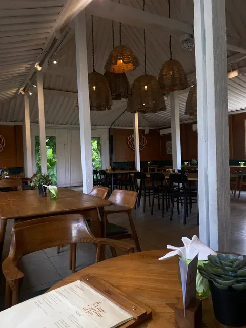 Chariot Restaurant & Bar
