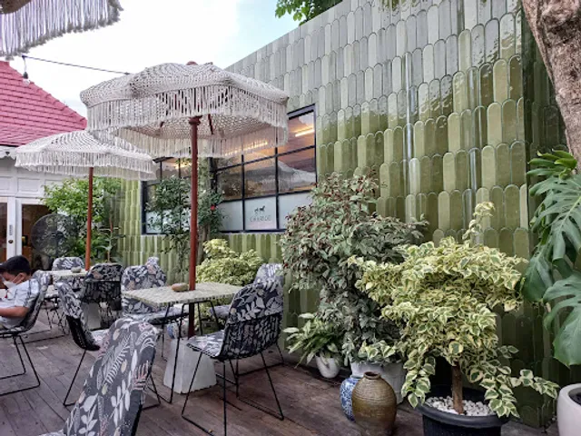 Chariot Restaurant & Bar