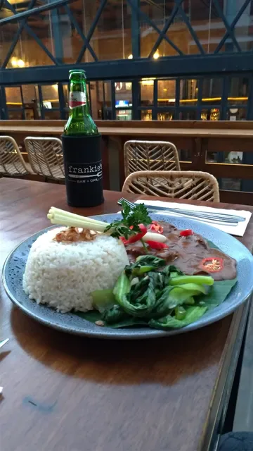 Frankie's Bar and Grill